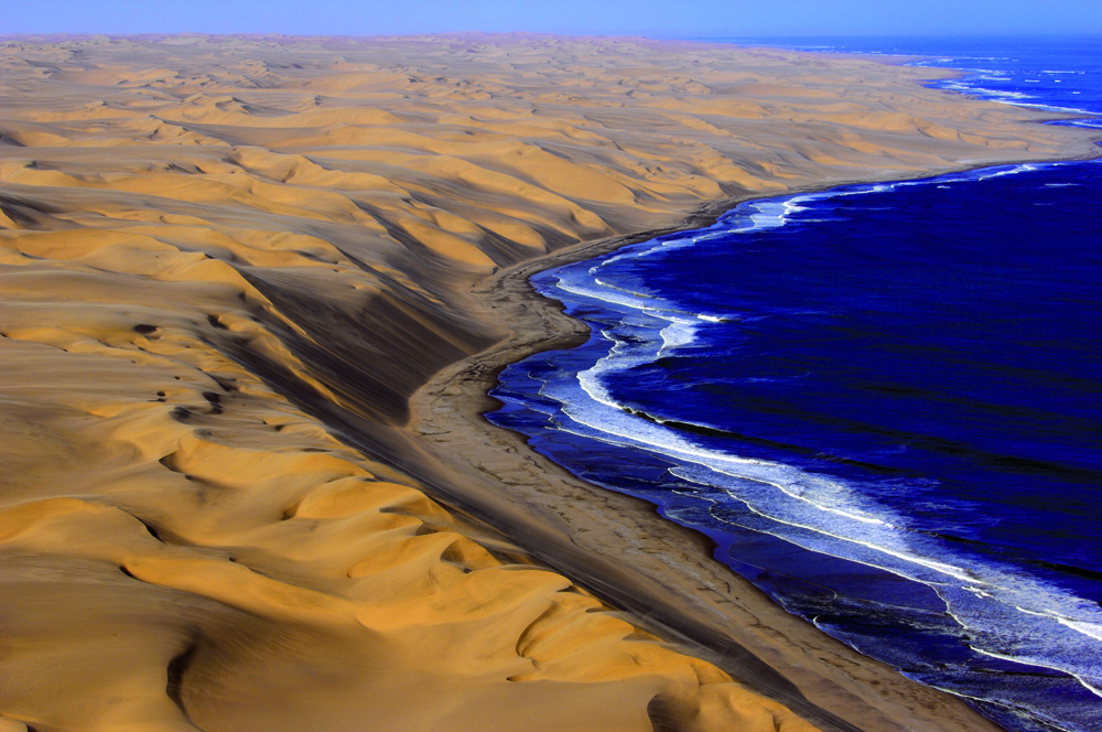 Região costeira da Namíbia, onde o deserto encontra o mar.